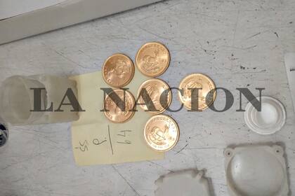 Parte de las monedas que depositadas en la caja de seguridad y que no fueron sustraídas