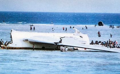 Parte de lo que parece ser la cola de la aeronave es llevada a tierra