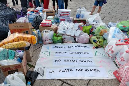 Parte de lo que recolectaron hoy en Plaza Moreno gracias a la movida solidaria