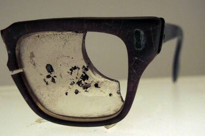 Parte de los anteojos de Salvador Allende son exhibidos en un museo en Santiago de Chile