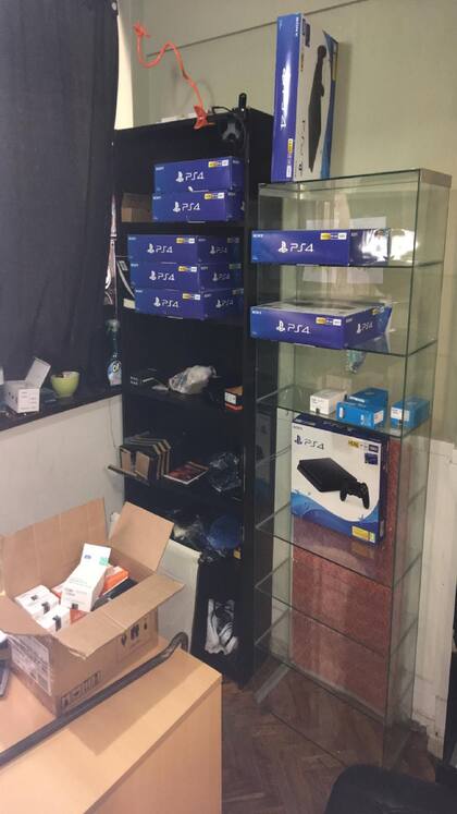 Parte de los artículos de tecnología secuestrados en los operativos