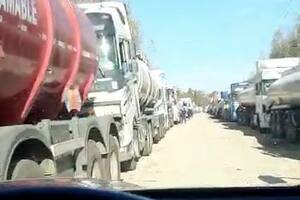 Parte de los camiones de Bolivia que aguardan en Campana para cargar el combustible que compró ese país. Captura video