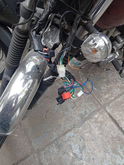 Parte de los daños provocados a una de las motos que quiso robar