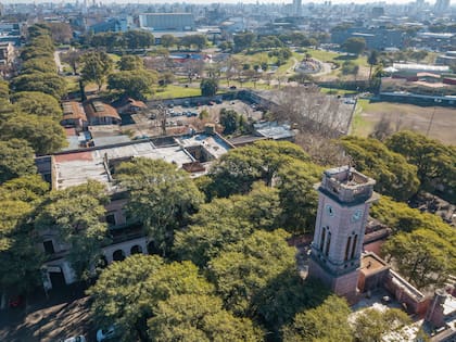 Parte de los edificios del Mercado de Hacienda de Liniers son considerados históricos; en el predio de más de 30 hectáreas se pensaba instalar un parque temático sobre la actividad rural