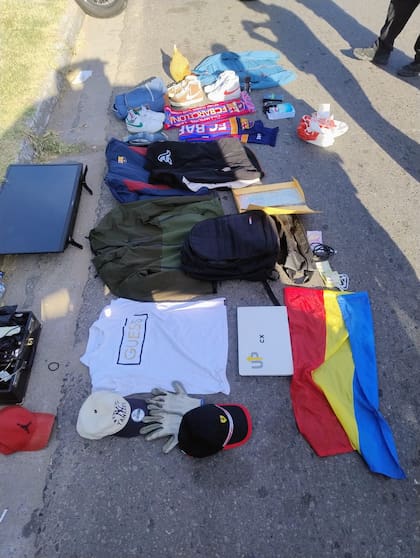 Parte de los elementos encontrados en el interior del Volkswagen Polo, secuestrados tras el operativo