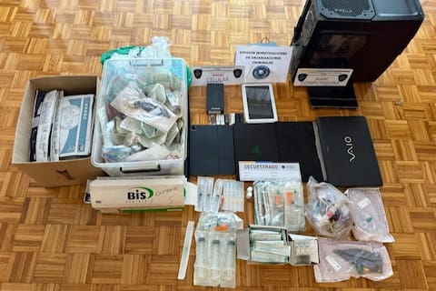 Parte de los elementos secuestrados en el allanamiento sobre la calle Pueyrredón