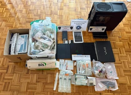 Parte de los elementos secuestrados en la casa de uno de los médicos investigados por el caso Propofol