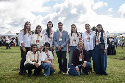 Parte de los grupos organizadores del encuentro junto a su asesor Eduardo Díaz