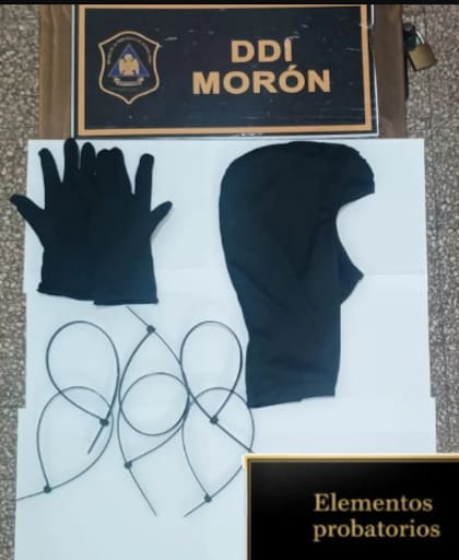 Parte de los objetos secuestrados dentro del vehículo en el que se movía el prófugo