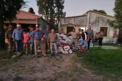 Parte de los productores a los que les llevaron alimento balanceado en la localidad de Cuña Boscosa, Santa Fe