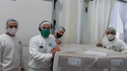 Parte de los trabajadores de la pyme láctea cordobesa