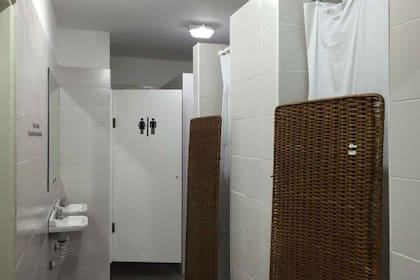 Parte de los vestuarios en las que 150 personas, todos los sábados, asisten a tomar una ducha caliente