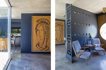 La puerta azul es parte de un biombo antiguo con motivos geométricos; la otra mitad se exhibe en el living como obra de arte.