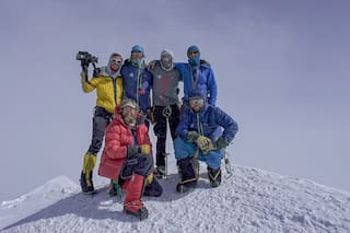 Mellizos y célebres montañistas, tiene una productora para películas extremas como “La sociedad de la nieve”