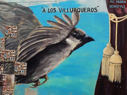 Parte de un mural en homenaje la compañía de teatro comunitario Los Villurqueros, obra de Mariana Parra y Javier Occhipinti