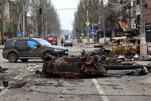 Parte de un tanque destruido en una zona controlada por fuerzas separatistas con apoyo ruso en Mariúpol, Ucrania, el sábado 23 de abril de 2022