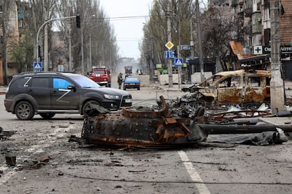Parte de un tanque destruido en una zona controlada por fuerzas separatistas con apoyo ruso en Mariúpol, Ucrania, el sábado 23 de abril de 2022