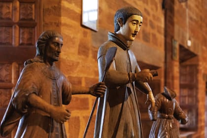 Parte del acervo de la Misión de San Cosme y San Damián son los santos tallados en madera de roble por artesanos guaraníes, recuperados por los pobladores.