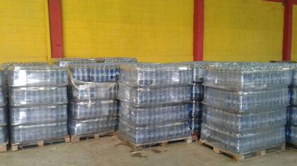 Parte del agua que reparte el gobierno provincial