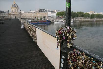 Parte del alambrado que funciona como baranda en el mítico Pont des Arts de París cedió por el peso de los candados de amor