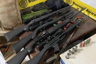 Un hombre atacó a tiros a un generador de luz y cuando allanaron su casa encontraron un arsenal