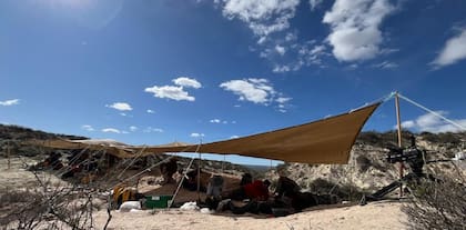 Parte del campamento científico en la estepa patagónica