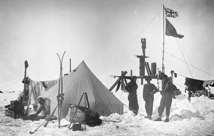 Parte del campamento, tras quedar la nave varada en la nieve.