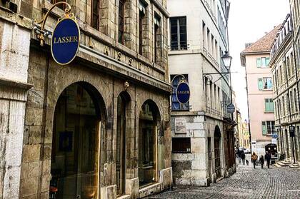 Parte del casco antiguo y la placa en homenaje a Jorge Luis Borges, casi oculta. (Foto Mica Arias @livineuropa)