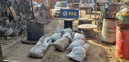 Parte del cobre secuestrado en una chatarrería de San Pedro