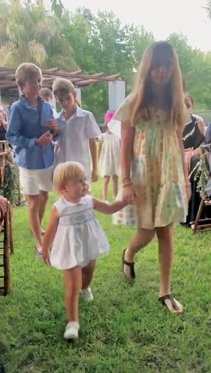 Parte del cortejo formado por sobrinos.