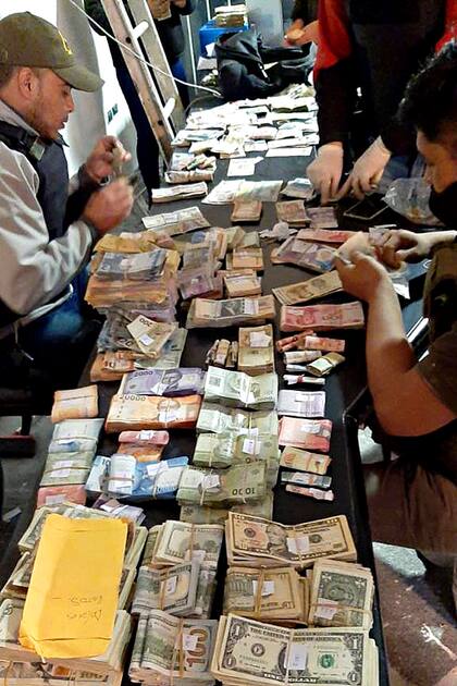 Parte del dinero secuestrado en los operativos donde se detuvo al sindicado jefe de la banda