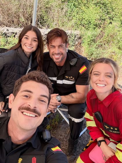 Parte del elenco de Bajo un fuego en el set de grabación (Instagram/@nievesl68)
