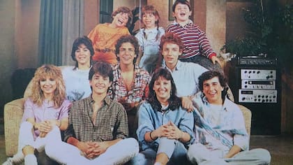 Parte del elenco de Clave de Sol, la exitosa tira para adolescentes de los 80