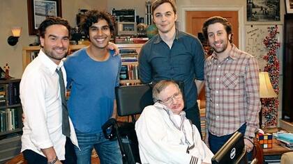 Parte del elenco junto a Stephen Hawking