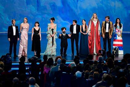 Parte del elenco de Got, en el escenario de los premios Emmy