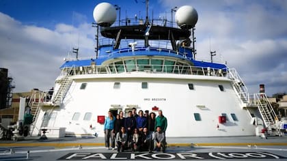 Parte del equipo de científicos del Conicet que trabajan abordo del buque Falkor (too)