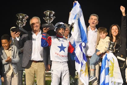 Parte del equipo de Girona Fever y los dueños del stud Uruimporta, en un festejo inédito.