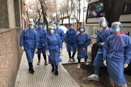 Parte del equipo de odontólogos que se encarga de los hisopados a personal de salud, fuerzas de seguridad y residentes de inquilinatos
