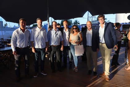 Parte del equipo directivo de LA NACION junto Daniel Saramaga, fundador de Patagonia Flooring