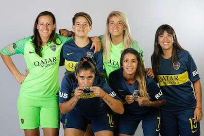 Parte del equipo femenino de Boca durante la presentación