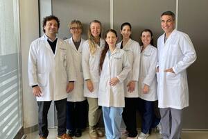 Parte del equipo médico a cargo del tratamiento: (de izq a der) Luis Mazzuoccolo, jefe del Servicio de Dermatología del Hospital Italiano; Eugenia Pérez Cortiñas; Florencia Bertarini; Anahí Belatti, jefa de la Sección Heridas; Virginia Pombo, Virginia Campoy y Damián Ferrario