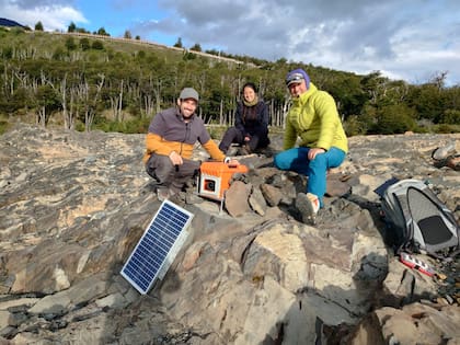 Parte del equipo mientras instalaban uno de los ocho equipos fotográficos que se alimentarán con pantallas solares en el promontorio de roca, a poco más de 200 metros frente al glaciar Perito Moreno