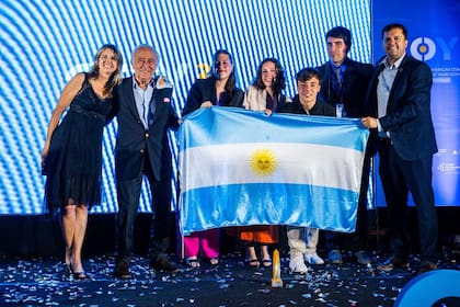 Parte del equipo premiado durante la ceremonia en Buenos Aires