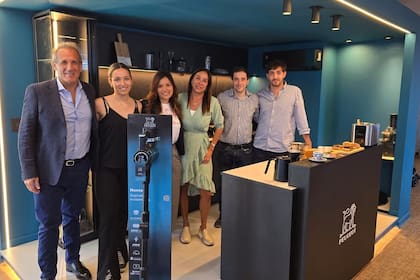 Parte del equipo que desarrolló la línea de electrodomésticos para Peugeot: Marcelo Alfie; Brenda Alfie; Juan Manuel Bongiovanni; Érica (Product Manager); Paola Suárez