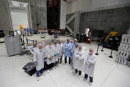 Parte del equipo que monitorea los tests del Saocom 1A