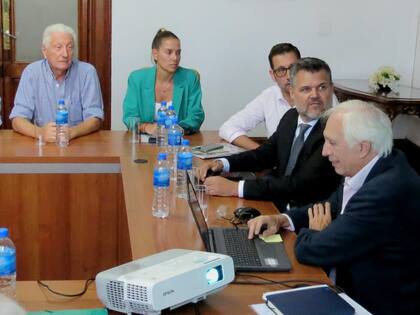 Parte del equipo que se reunió este miércoles en la Casa de Gobierno