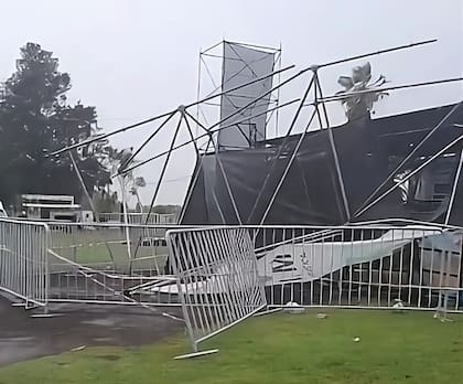 Parte del escenario cedió