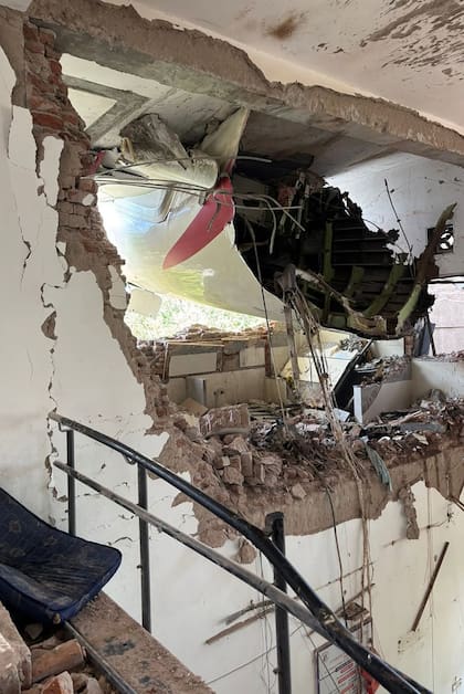 Parte del fuselaje del avión cayó sobre una escuela de medicina