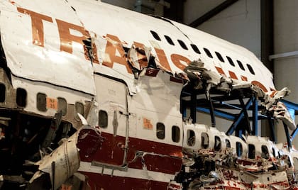 Parte del fuselaje del avión de Trans Word, reunida por los investigadores en un galpón