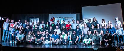 Parte del gran equipo detrás de Pelota de Papel 2, durante la presentación en la Feria del Libro